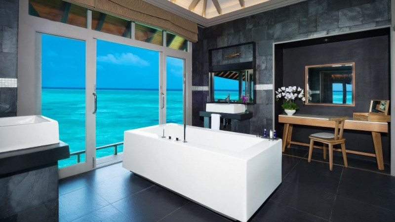 Nội thất phòng tắm nhìn ra biển của JA Manafaru