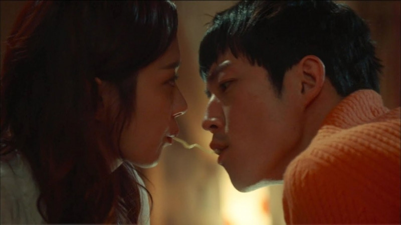 Tín đồ phim Hàn chắc chắn sẽ phải trải nghiệm cảm giác tuyệt vời mà nụ hôn này đem lại nhé.