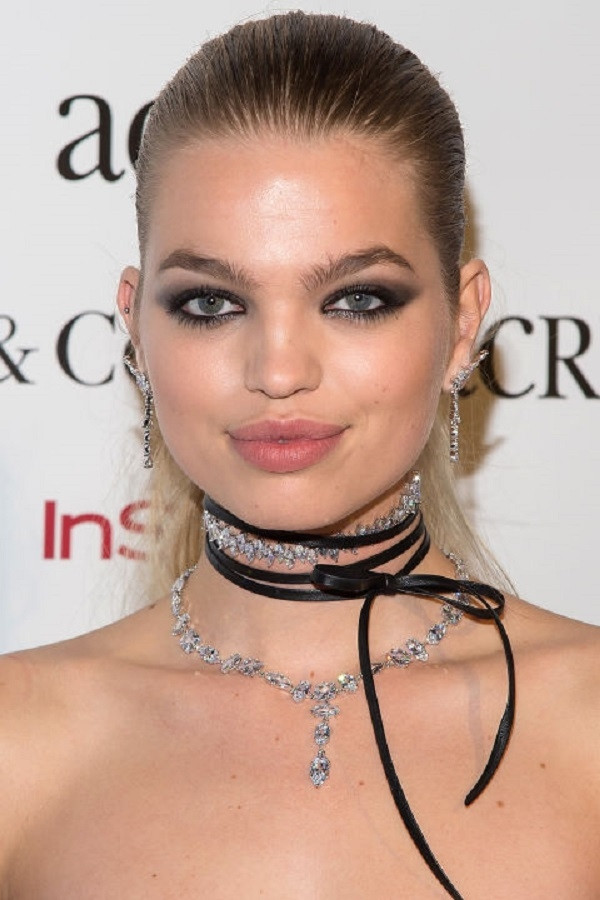 Daphne Groeneveld kết hợp dây choker đá cùng choker sợ mảnh thắt nơ