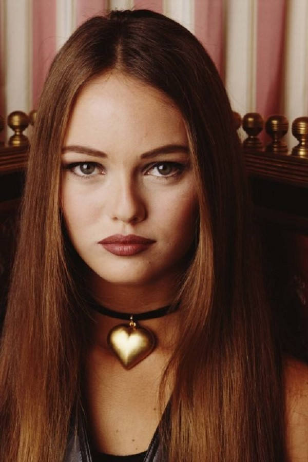 Vanessa Paradis đeo vòng choker dây nhung cùng mặt kim loại bản lớn hình trái tim