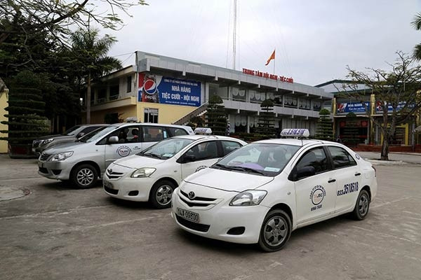 Bạn có thể thuê taxi đi tham quan Hạ Long