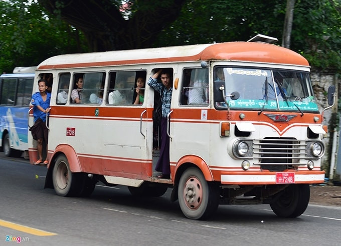 Xe bus ở Myanmar thường chạy nhanh và có giá rẻ hơn so với đi tàu hỏa