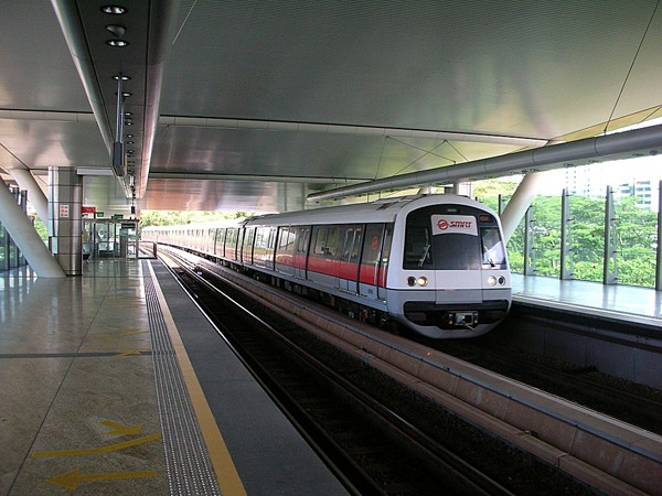 Theo kinh nghiệm của nhiều người thì sử dụng tàu điện ngầm (MRT) là tốt nhất