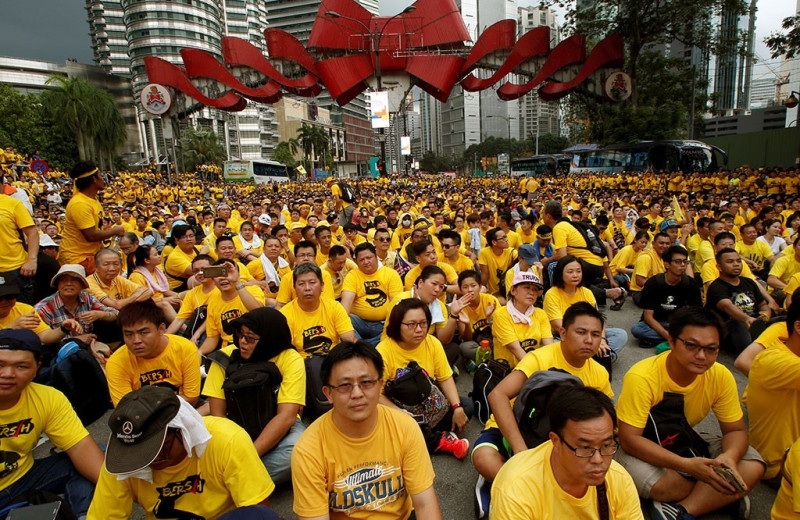 Malaysia cấm quần áo màu vàng