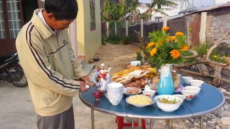 Nên cúng ông Táo ngoài trời hay bàn thờ thần linh