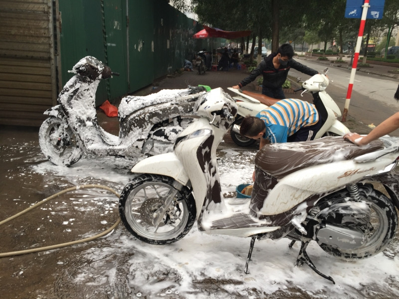 Việc vệ sinh xe máy vào ngày hè là việc vô cùng cần thiết