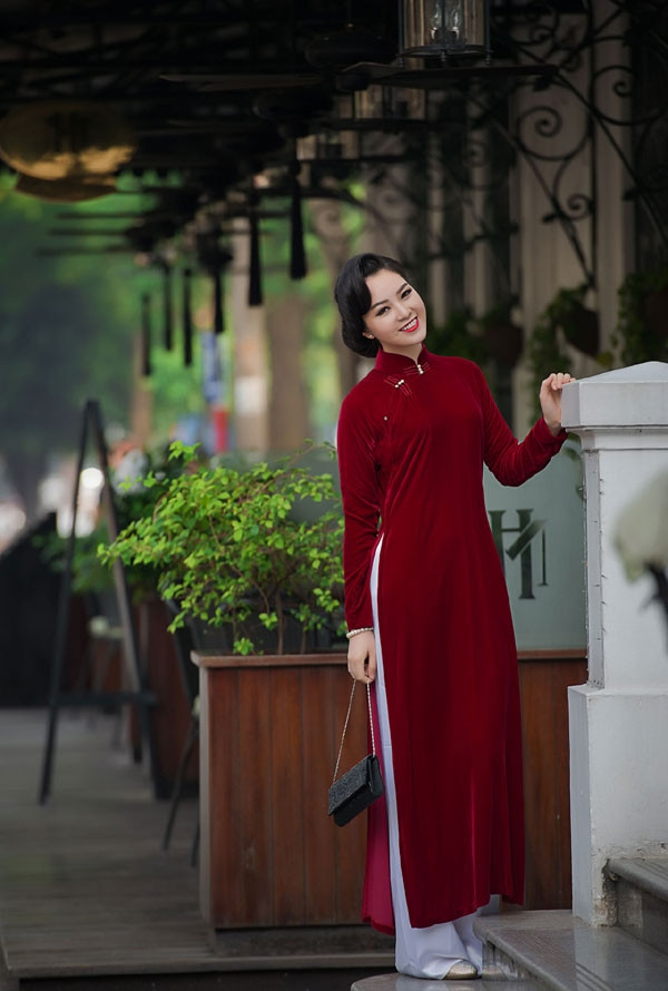 Áo nhung đỏ trầm mang đến cho quý cô vẻ đẹp như những cô gái Hà Nội thời xưa.