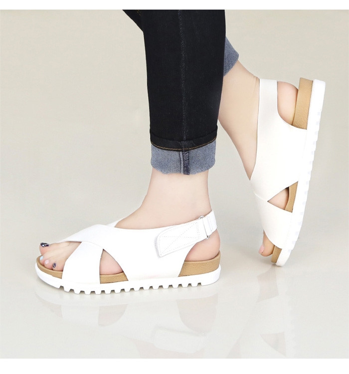 Sandal quai X màu trắng giúp bạn trông nổi bật hơn