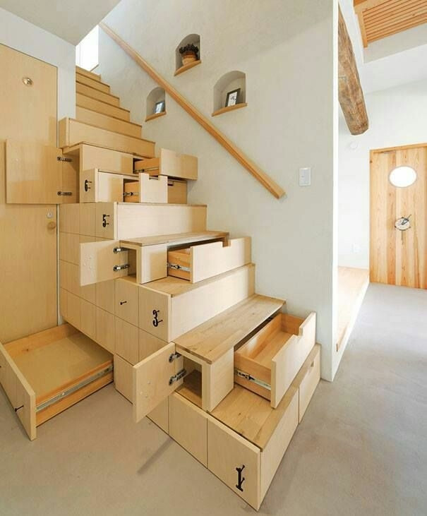 Bạn đã bao giờ nghĩ sẽ dùng từng bậc cầu thang để làm tủ đựng đồ chưa?
