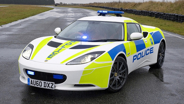 Lotus Evora S được độ màu sơn cho cảnh sát Anh