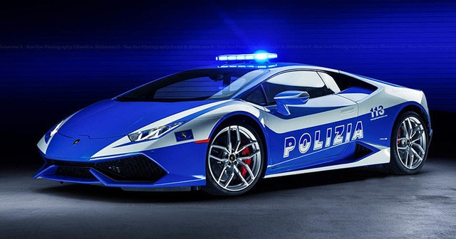 Siêu xe là món quà của CEO Lamborghini tặng cảnh sát nước nhà