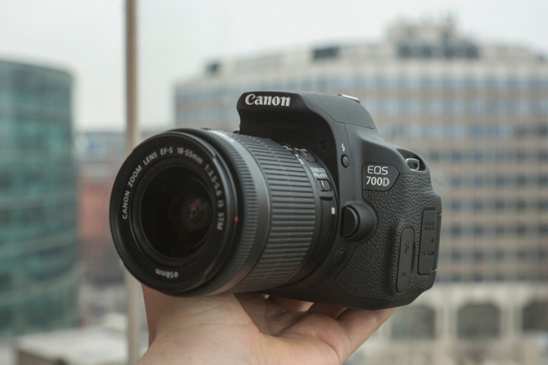 Máy ảnh chuyên nghiệp Canon EOS 700D là một trong những chiếc máy ảnh DSLR có giá thành khá dễ chịu
