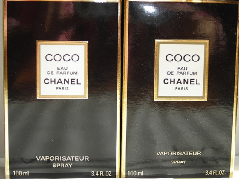 Bên phải là nước hoa CoCo Chanel Thật – Còn bên trái là hàng giả
