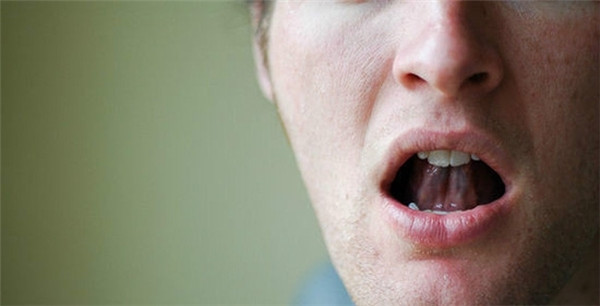 Chạm đầu lưỡi vào vòm miệng sẽ giúp giảm thiếu cơn nhức đầu