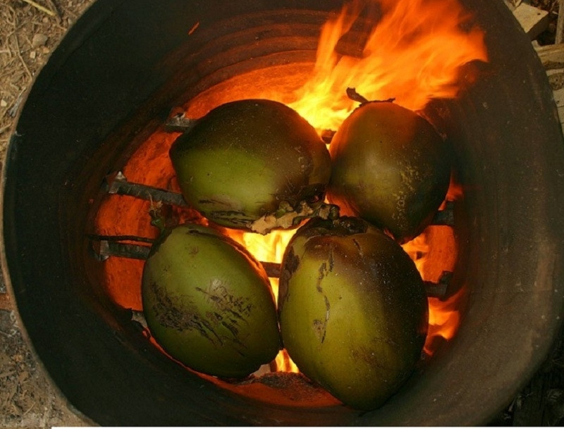 Những quả dừa sẽ được cho lên nướng ở bếp than