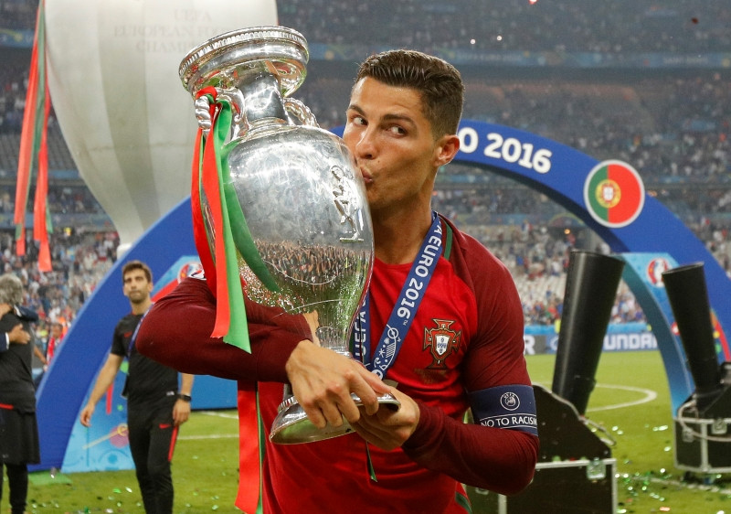 Ronaldo vô địch Euro 2016 với đội tuyển Bồ Đào Nha