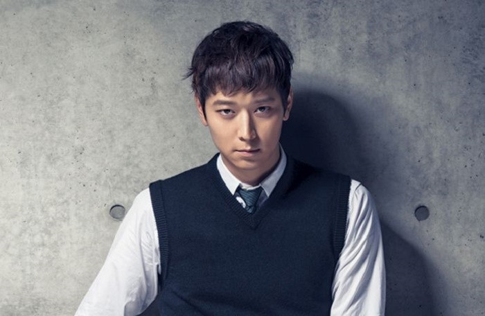 Kang Dong Won sở hữu những đường nét gai góc hút mắt