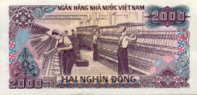 Hình ảnh các nữ công nhân đang làm việc tại nhà máy Dệt Nam Định trên tờ tiền 2.000 đồng