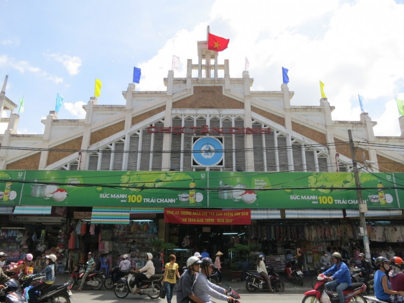 Cổng chính chợ Tân Định với kiến trúc lạ mắt.