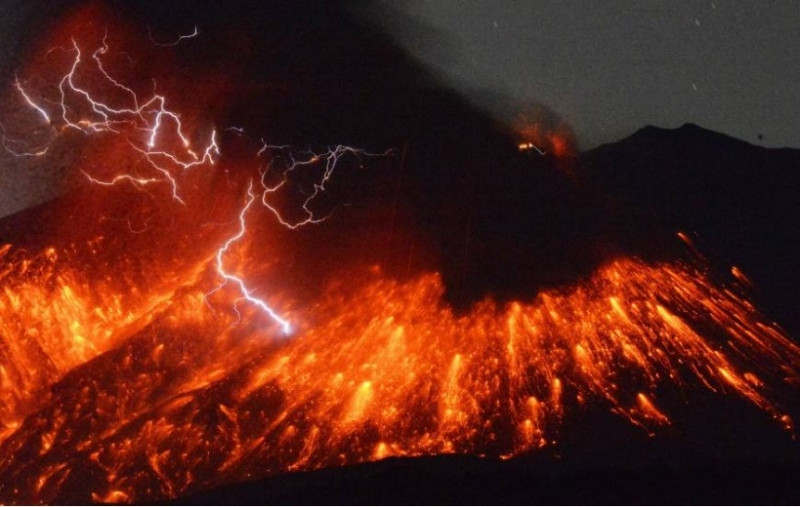 Vụ phun trào macma khi núi lửa Sukurajima hoạt động