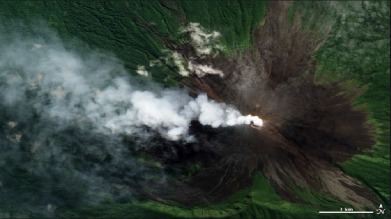 Hình ảnh núi lửa Ulawun hoạt động được vệ tinh chụp lại