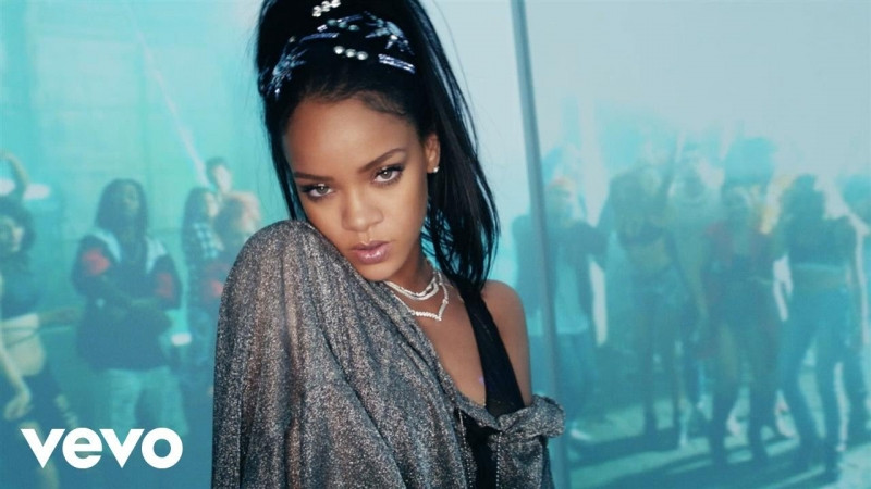Rihanna rất nổi tiếng với những bản hít: Don't Stop The Music, Diamonds, Umbrella, Take A Bow...