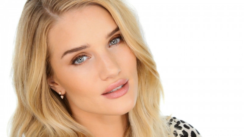 Rosie Huntington là người mẫu kiêm diễn viên nổi tiếng của nước Anh