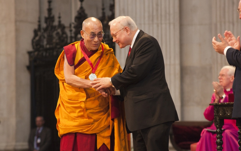 Tenzin Gyatso được trao giải Nobel Hòa bình năm 1989