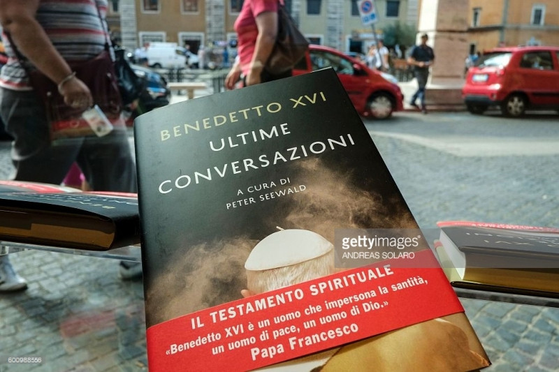 Cuốn tự truyện gây chấn động của Giáo Hoàng Pope Benedict XVI