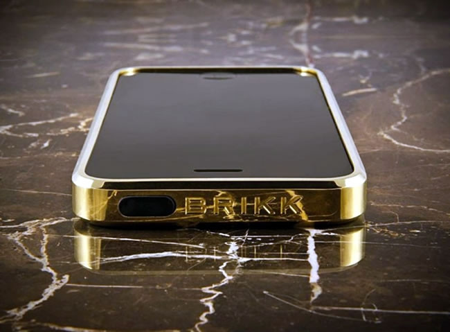 Ốp lưng Titanium Case from Brikk có giá 4.430 USD