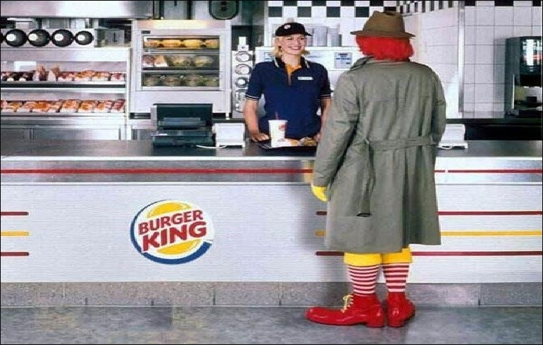 Chú hề Ronald Mcdonald's cũng phải đến cửa hàng của đối thủ Burger King