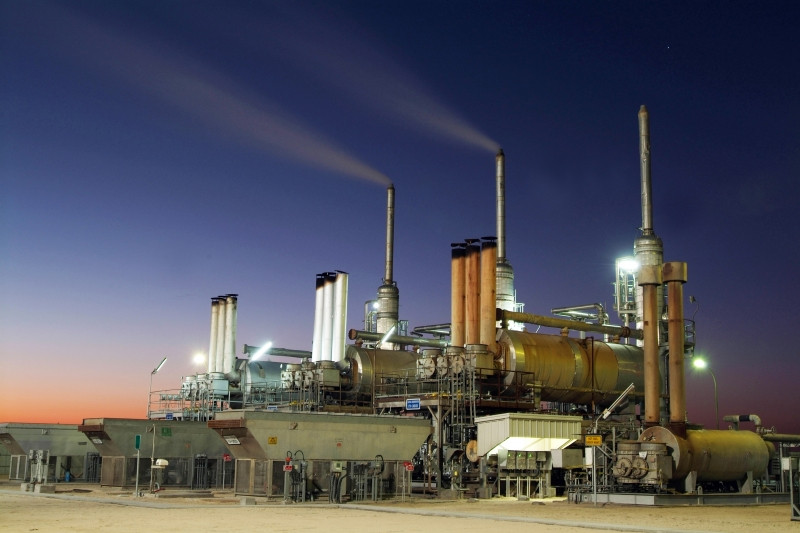 Khai thác dầu mỏ được xem là ngành mũi nhọn ở Kuwait.