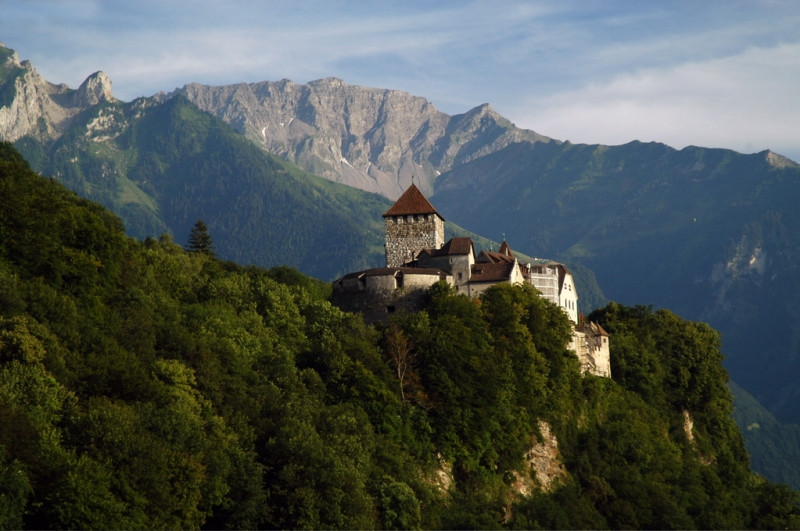 GDP/người/năm của Liechtenstein là 134.915 USD