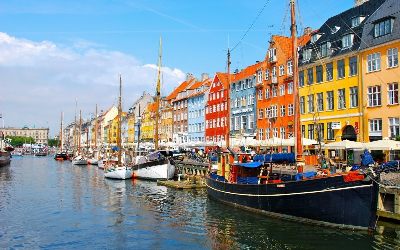 GDP/người/năm của Đan Mạch là 56.426 USD