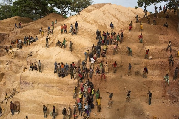 Lao động làm việc tại mỏ than Ndassima - cộng hòa Trung Phi