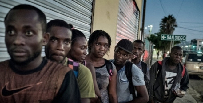 Người di cư Haiti khóc ròng trước ngưỡng cửa 
