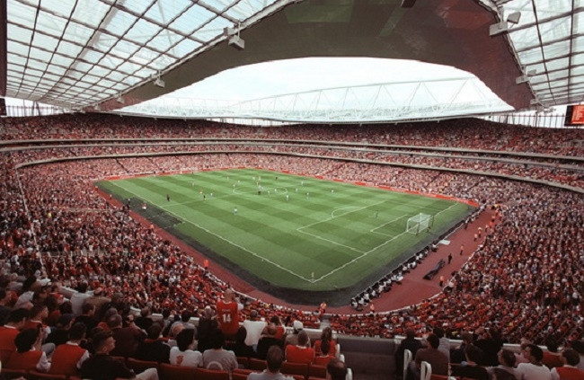 Sân vận động Emirates với hơn 60 nghìn chỗ ngồi
