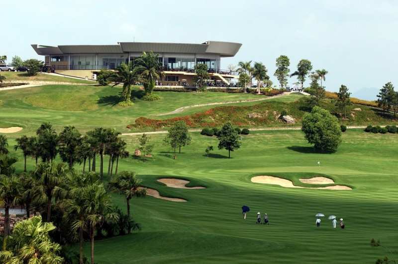Sân golf Chí Linh Star Golf thu hút bởi một màu xanh ngút ngàn của núi rừng bao bọc xung quanh
