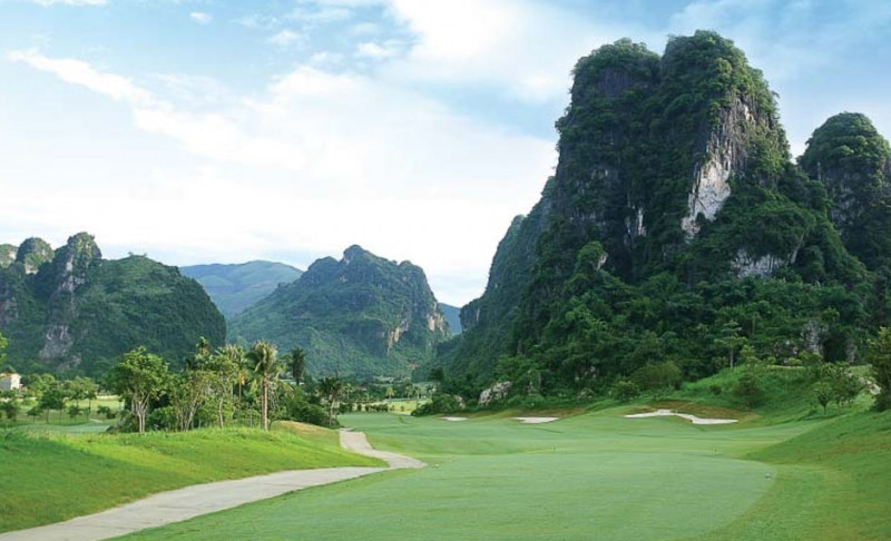 Nét đặc biệt mà chỉ Phoenix Golf and Resorts mới có là 3 sân golf đều do 3 công ty khác nhau thiết kế