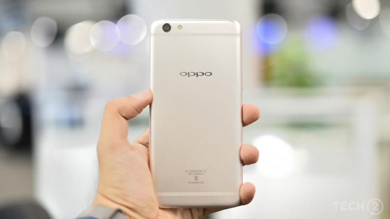 Oppo F3 Plus với thiết kế màu gold và đường viền tròn mềm mại làm người ta dễ mường tượng ra sự tương đồng với dòng IPhone 6.