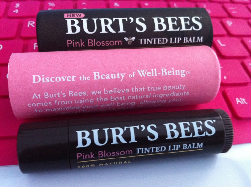 Son dưỡng Burt's Bees đem lại độ ẩm cho đôi môi của nàng.