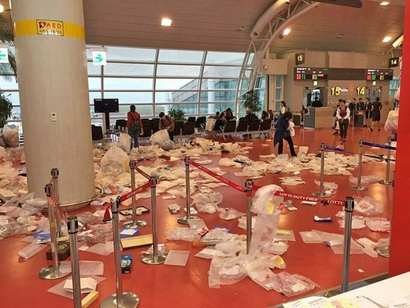 Sân bay Jeju bị du khách Trung Quốc biến thành bãi rác - Nguồn: Sưu tầm