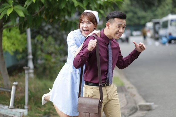 Hari Won và Trấn Thành nhí nhảnh trong phim Bệnh viện ma