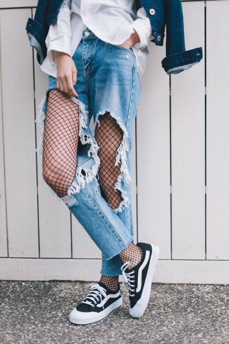 Tất lưới phối cùng quần jeans rách- cách mix đồ hot nhất của năm nay.