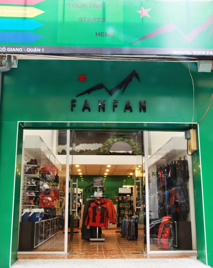 Bên ngoài cửa hàng của FanFan