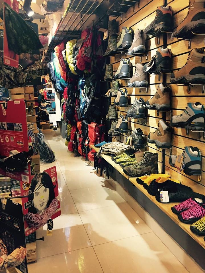 Bên trong cửa hàng được bày trí các đôi giày thể thao dành cho đi phượt rất gọn gàng