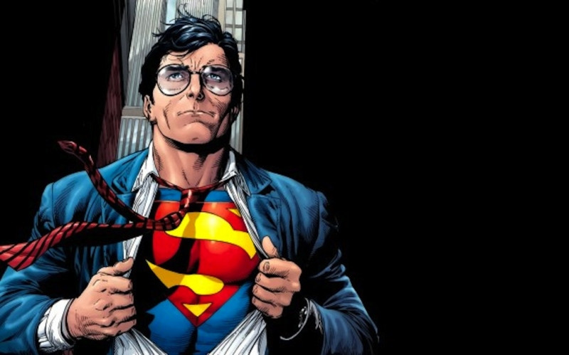 Nhân vật Superman với biểu tượng chữ S