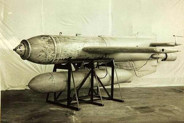 Bom Fritz X Guided Anti-Ship Glide Bomb của Đức Quốc Xã trong chiến tranh thế giới thứ hai.