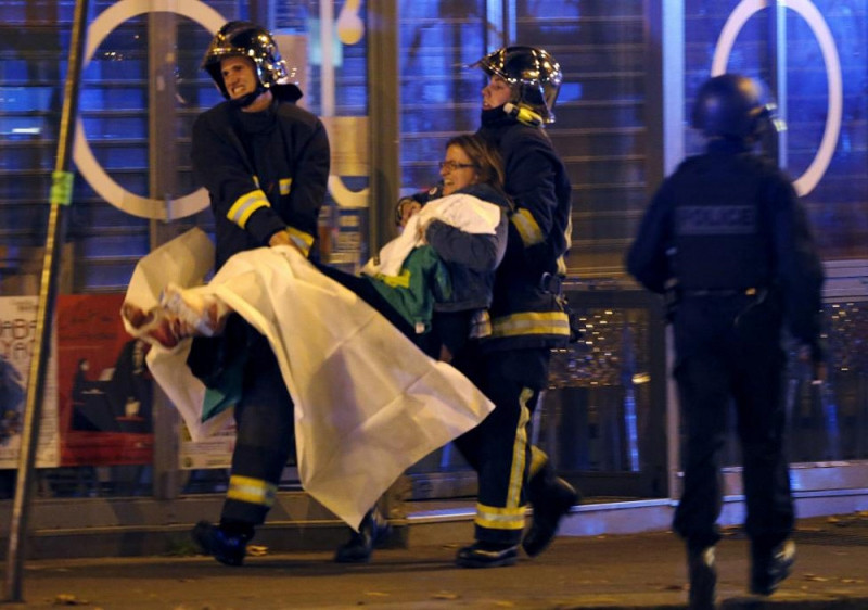 Khủng bố ở Paris xảy ra vào thứ 6 ngày 13 khiến nhiều người bị thương