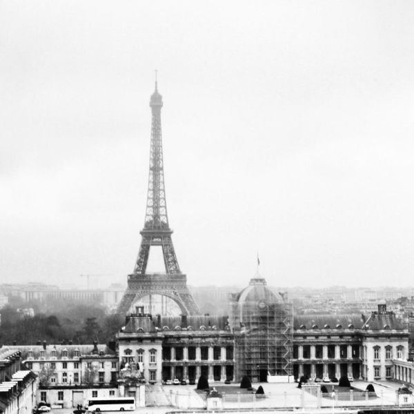 Tháp Eiffel nhìn từ xa